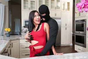 Trưởng môn phái đạo dụ giúp em gái bớt nứng