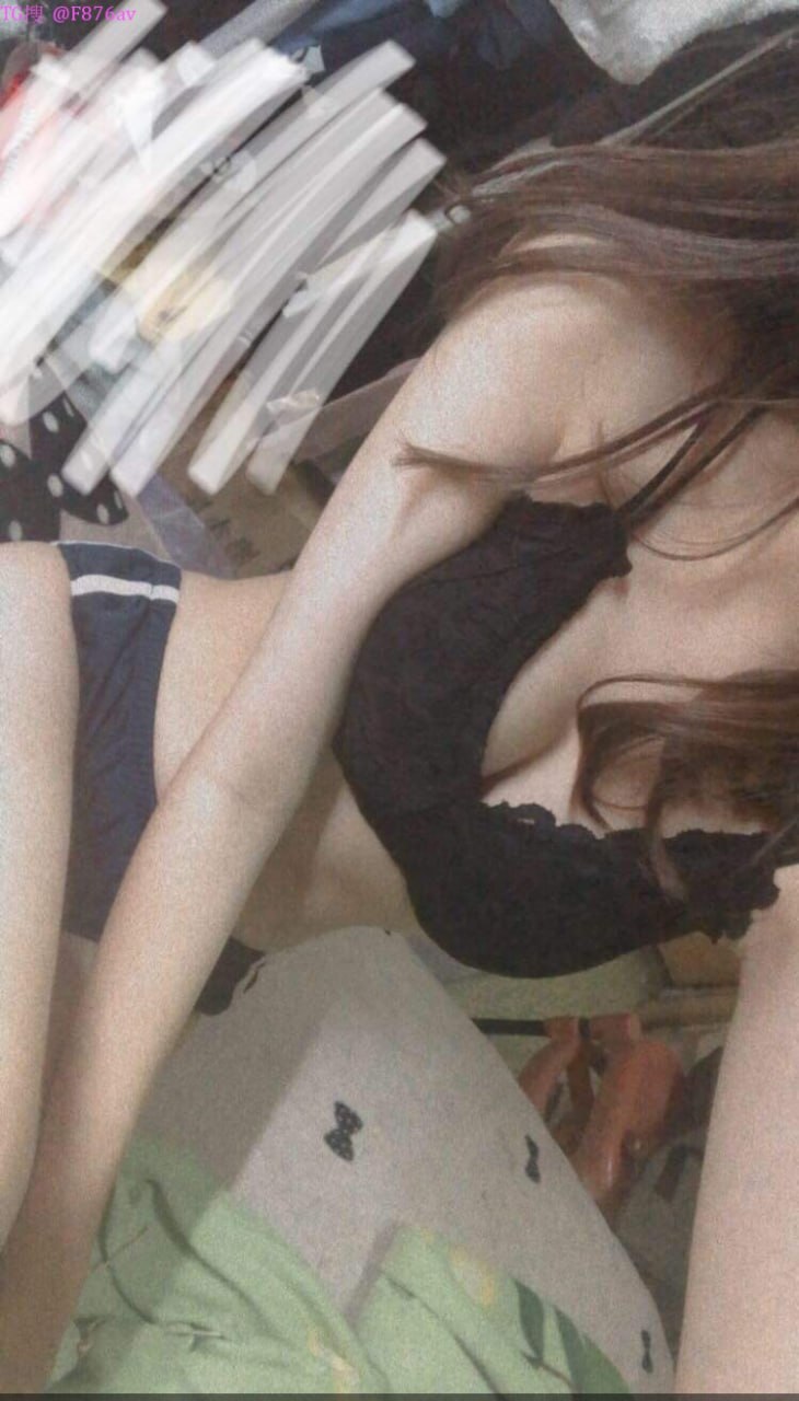 Anh đừng có liếm lồn em nữa